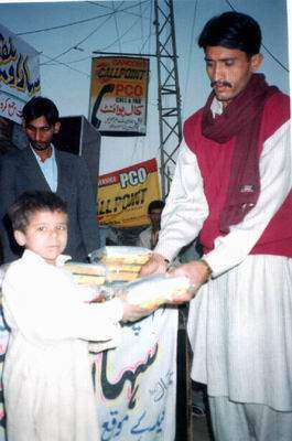 A journalist distribues food