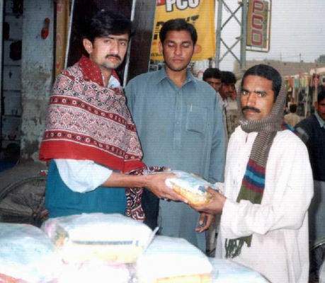 Asim mitru distributes food packet