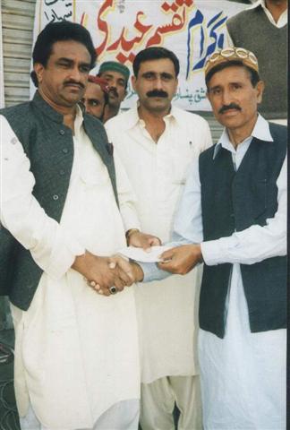 Ch Riaz presenting check to Mian Amin Mitru  