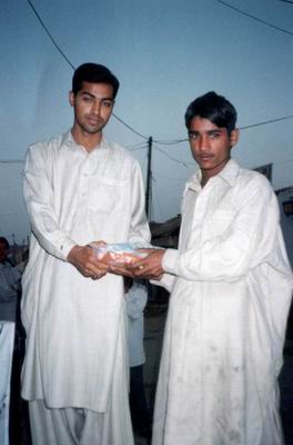 Mr Nasir distributes food  