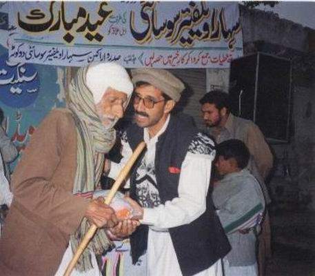 Mr Rasheed Ul Haq distributing food to the Old man  